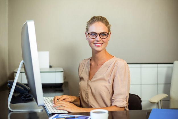 Portrait de femme d'affaires au bureau