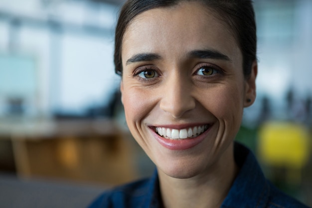 Portrait de femme d'affaires au bureau