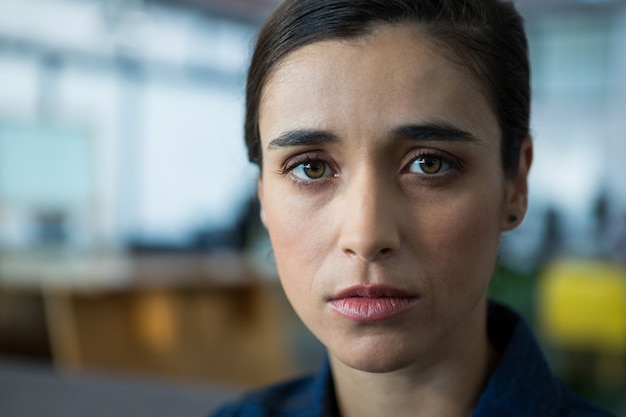 Portrait de femme d'affaires au bureau