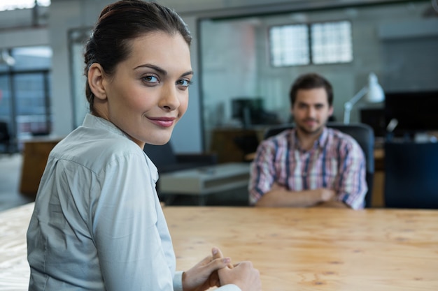 Portrait de femme d'affaires au bureau