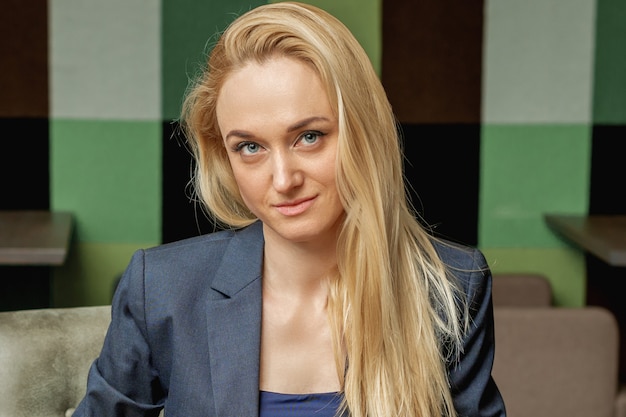 Portrait de femme d'affaires au bureau