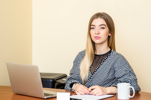 Portrait de femme d'affaires au bureau