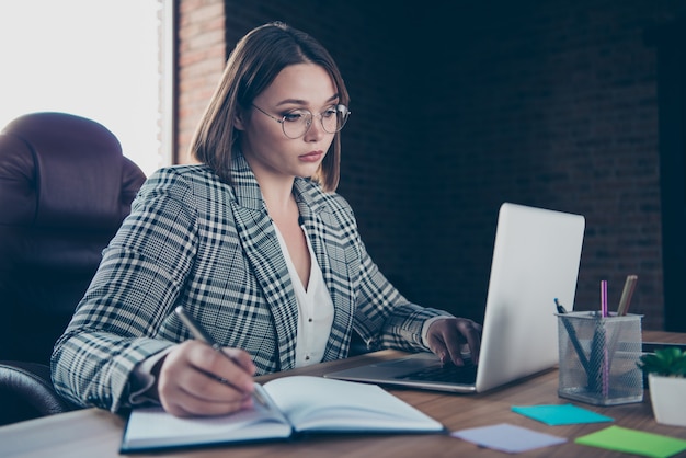 Portrait de femme d'affaires au bureau