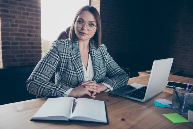 Portrait de femme d'affaires au bureau