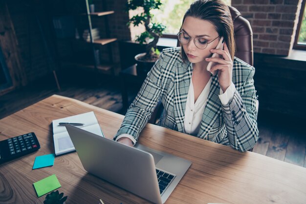 Portrait de femme d'affaires au bureau