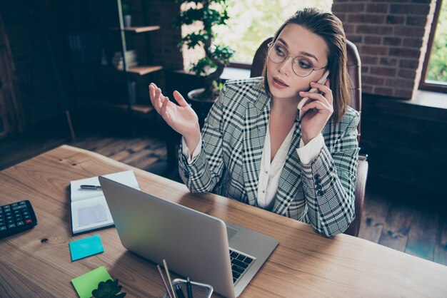 Portrait de femme d'affaires au bureau