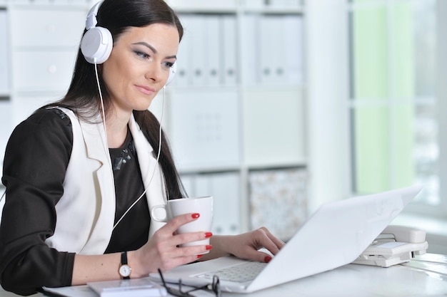 Portrait d'une femme d'affaires au travail au bureau