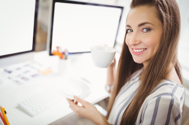 Portrait, femme affaires, avoir, café, créatif, bureau