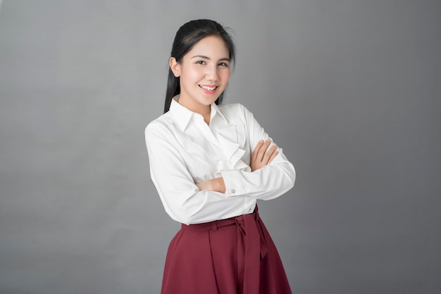 Portrait De Femme D'affaires Belle Sur Fond Gris, Studio Tourné