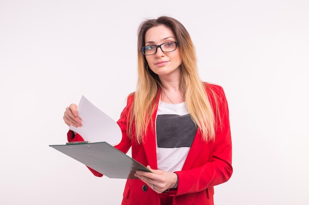 Portrait de femme d'affaires blonde à lunettes et veste rouge avec documents