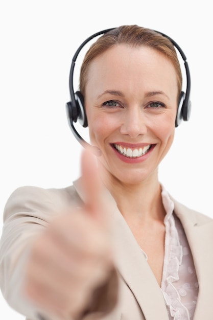 Portrait d&#39;une femme d&#39;affaires avec un casque d&#39;approbation