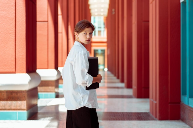 Portrait de femme d'affaires caucasienne femme d'affaires marchant en plein air avec porte-documents papier d'affaires