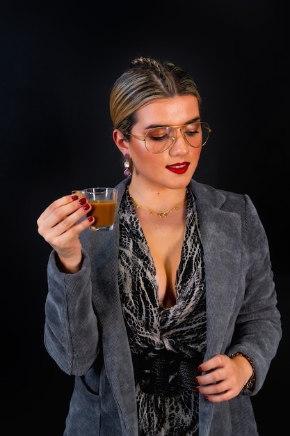 Portrait d'une femme d'affaires caucasienne sexy, boire du café