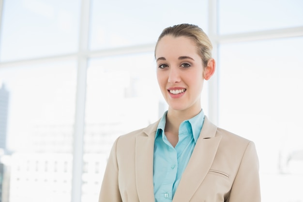 Portrait de femme d&#39;affaires chic attrayant posant dans son bureau