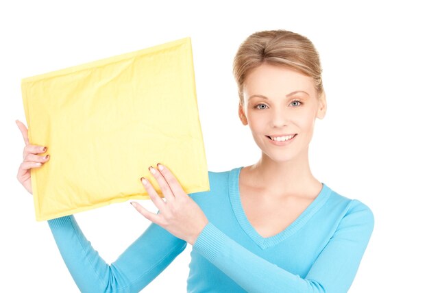 Portrait de femme d'affaires avec colis sur mur blanc