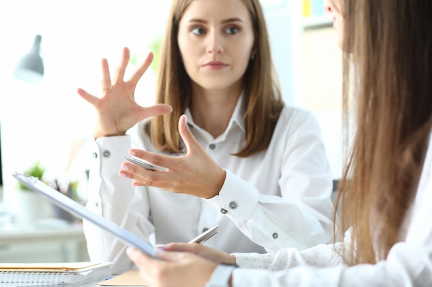 Portrait d'une femme d'affaires concernée assise sur un lieu de travail moderne et discutant d'un sujet important. Jolie femme d'affaires travaillant sur un projet. Concept de bureau de comptabilité