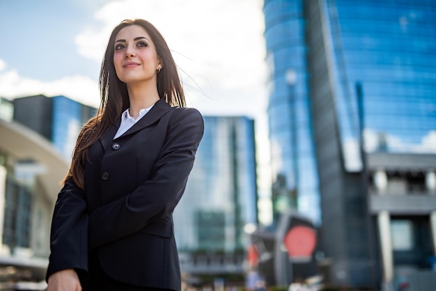 Portrait de femme d'affaires confiant en plein air