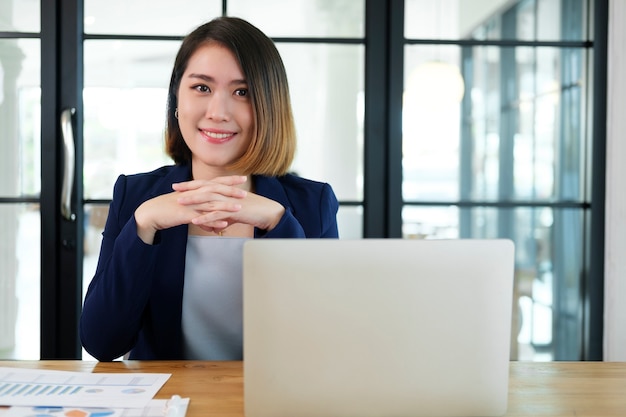 Portrait d'une femme d'affaires confiante au bureau.