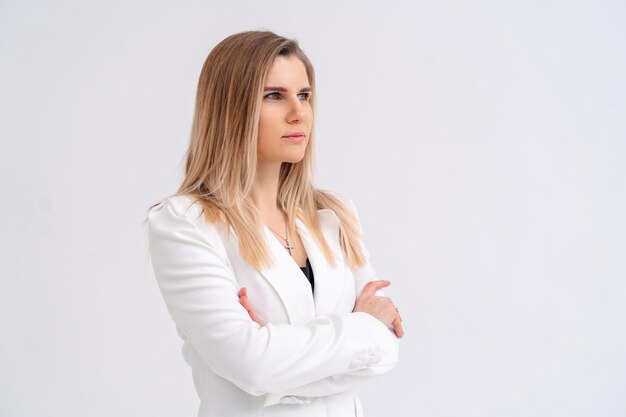 Portrait d'une femme d'affaires confiante dans un blazer blanc