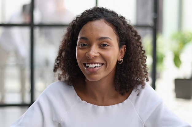 Portrait d'une femme d'affaires confiante dans un bureau moderne