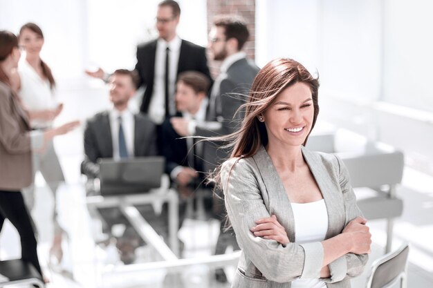 Portrait d'une femme d'affaires confiante sur fond de bureau flou