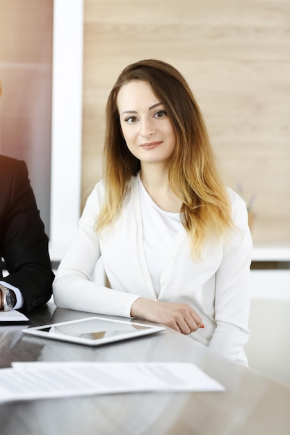 Portrait d'une femme d'affaires dans un bureau ensoleillé