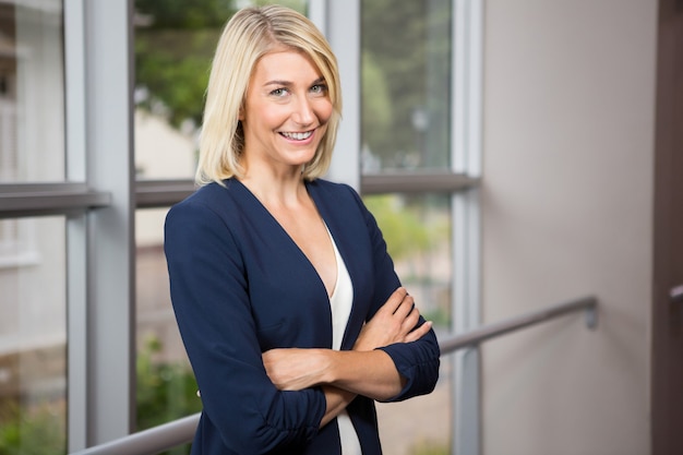 Portrait de femme d'affaires debout avec les bras croisés au bureau