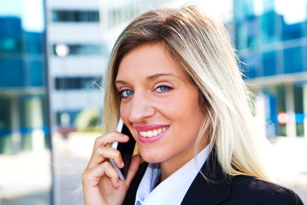 Portrait, femme affaires, dehors, parler, téléphone