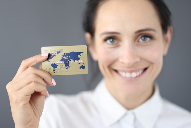 Photo portrait de femme d'affaires détenant une carte de crédit