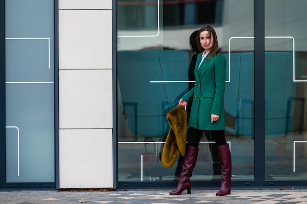 Photo portrait d'une femme d'affaires élégamment habillée dans un bâtiment vitré dans un quartier financier