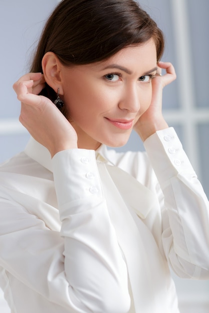 Portrait de femme d'affaires élégante dans des verres au bureau.