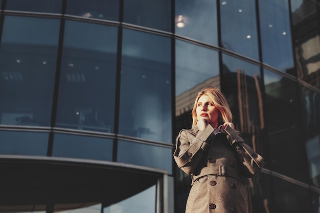 Portrait d'une femme d'affaires élégante à l'extérieur dans le quartier des affaires