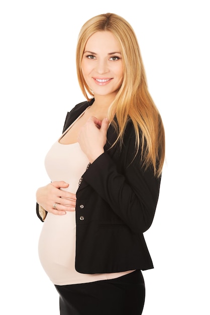 Portrait d'une femme d'affaires enceinte souriante debout sur un fond blanc