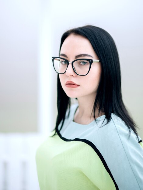 Portrait de femme d'affaires exécutif avec des lunettes isolé sur blanc