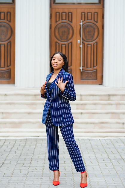 Portrait de femme d'affaires à l'extérieur du bureau