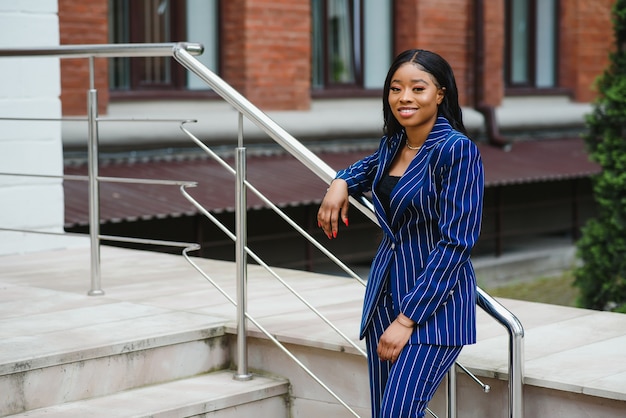 Portrait de femme d'affaires à l'extérieur du bureau