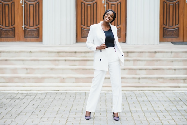 Photo portrait de femme d'affaires à l'extérieur du bureau