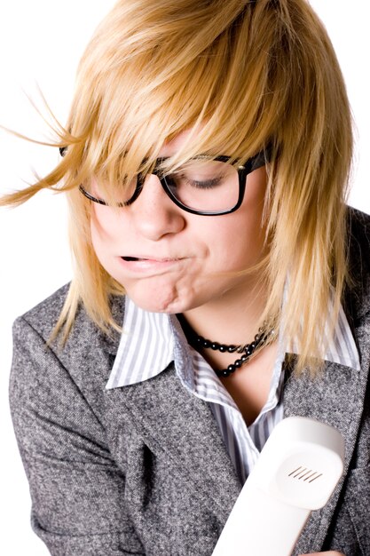 Portrait de femme d&#39;affaires fatigué avec téléphone sur fond blanc