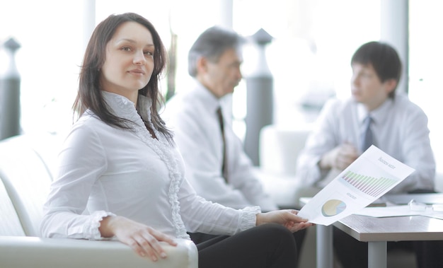 Portrait de femme d'affaires sur fond de collègues