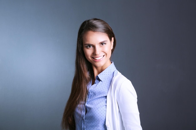 Portrait d'une femme d'affaires sur fond sombre Femme souriante Portrait d'une femme