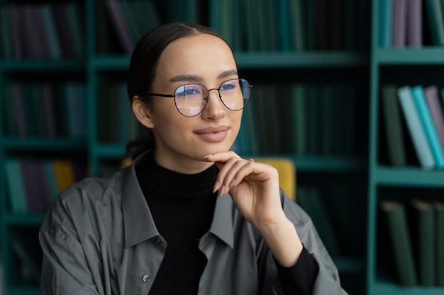 Portrait d'une femme d'affaires gestionnaire avec des lunettes au bureau à la recherche de suite