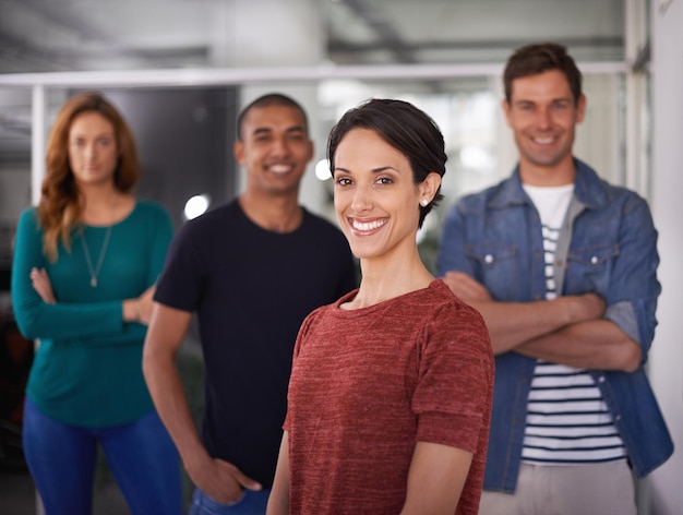 Portrait d'une femme d'affaires heureuse et de bureau avec une équipe carrière créative et professionnelle Leadership personne féminine et confiante avec la diversité collègues de travail en collaboration et debout ensemble