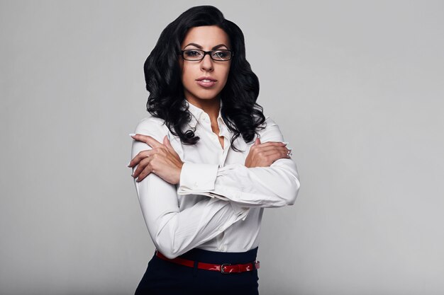 Portrait d'une femme d'affaires heureuse en studio