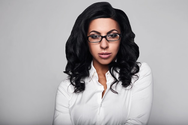 Portrait d'une femme d'affaires heureuse en studio