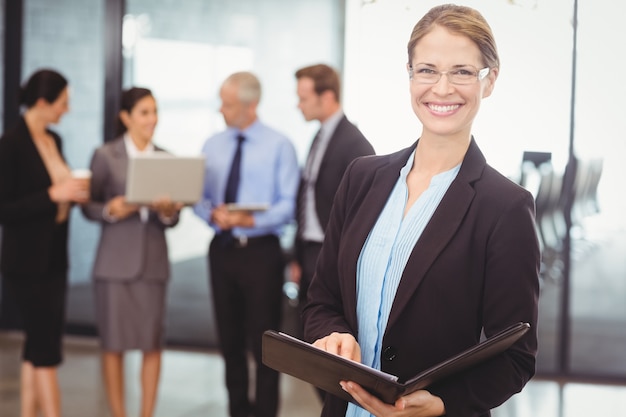 Portrait de femme d'affaires heureux avec fichier