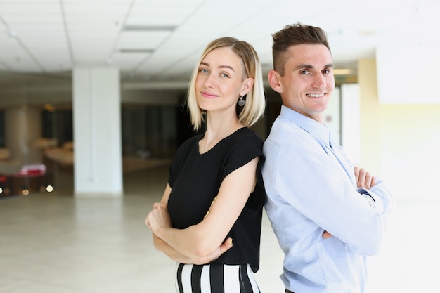 Portrait de femme d'affaires et homme d'affaires