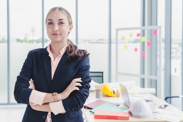 Portrait de femme d'affaires ou ingénieur architecte au bureau moderne