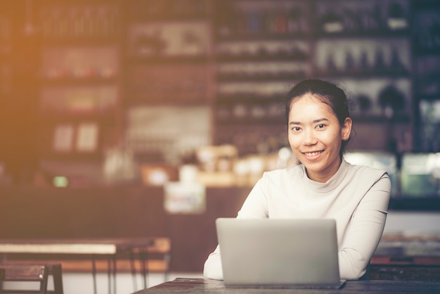 Portrait de femme d&#39;affaires jeune et jolie assis sur le lieu de travail