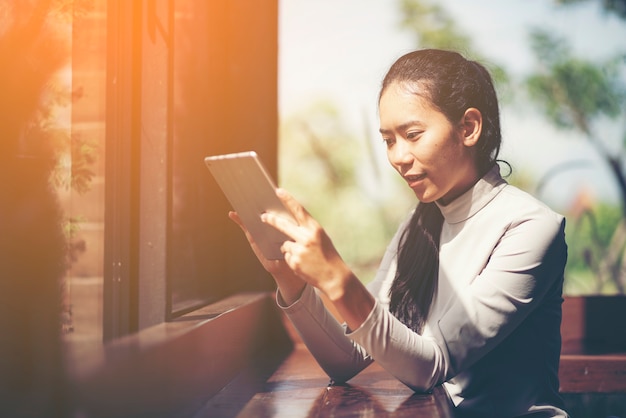 Portrait de femme d&#39;affaires jeune et jolie assis sur le lieu de travail