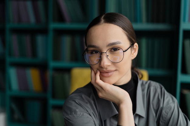 Portrait d'une femme d'affaires avec des lunettes regardant la peau claire de la caméra